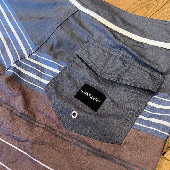Men's Quiksilver Board Shorts  |  SIZE 33  |  Great Condition - Side Pockets - Picture 8 of 9